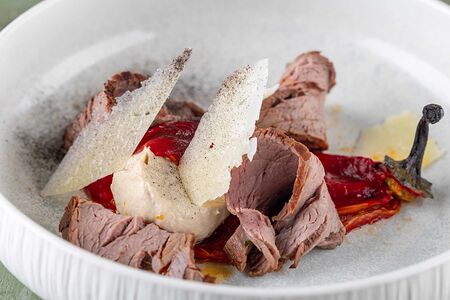 Ростбиф с печёным перцем и соусом Вителло