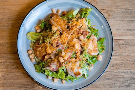 Салат Цезарь с беконом