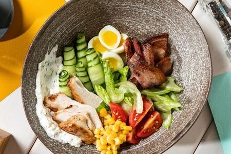 Салат кобб с курицей и беконом