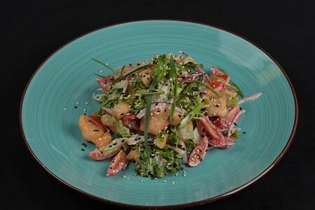 Салат из курицы под кунжутным соусом