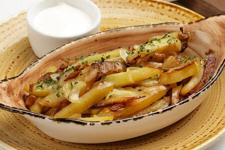 Домашний жареный картофель с белыми грибами