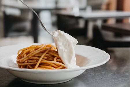 Спагетти с томатами и страчателлой