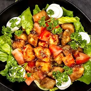 Салат из баклажанов с томатами и мягким сыром