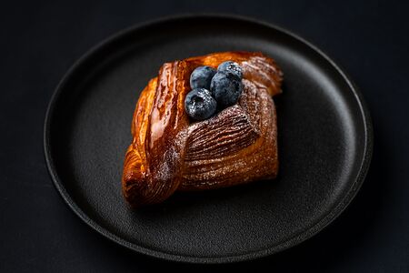 Даниш с голубикой и кремом патисьер