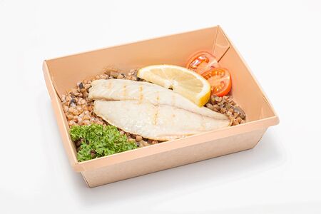 Дорадо с гречкой, луком и грибами