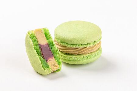 Фисташка-малина макарон