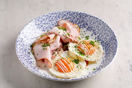 Глазунья с тамбовским окорком и трюфельным соусом