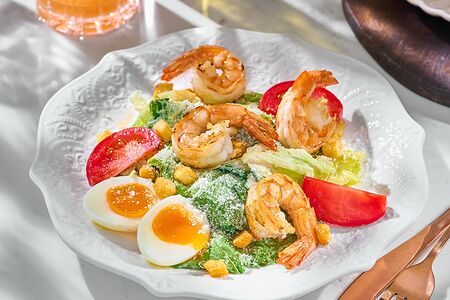 Салат Цезарь с креветками