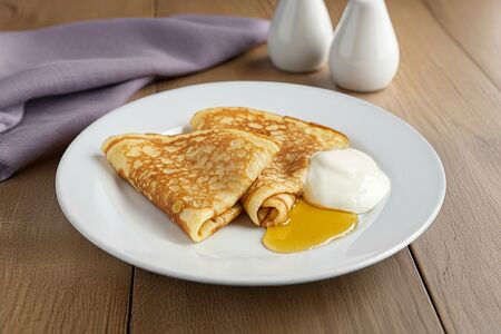 Блины с медом и сметаной