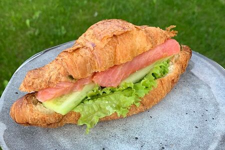 Круассан с лососем
