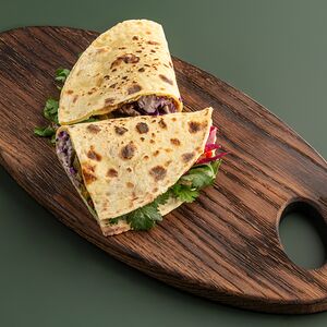 Тако с говядиной, картофельная тортилья, пряная зелень, красный лук, соус халапеньо