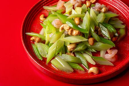 2. Сельдерей с креветками и кешью 