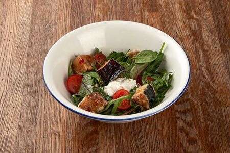 Салат с хрустящими баклажанами и страчателлой