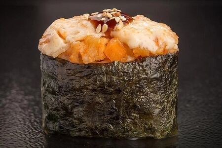 Запеченный гункан с лососем  