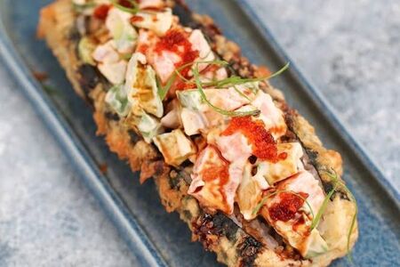 Суши-дог с лососем, авокадо, красным луком и соусом унаги