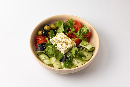 Салат овощной с брынзой