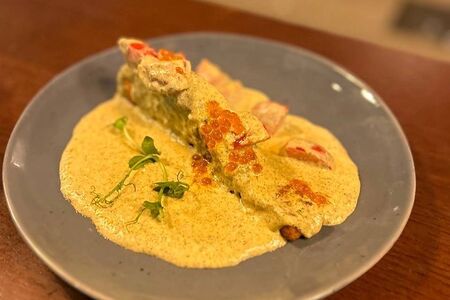 Лосось в икорном соусе со шпинатом