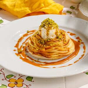 Яблочный пирог с орехами, карамельным соусом и мороженым 