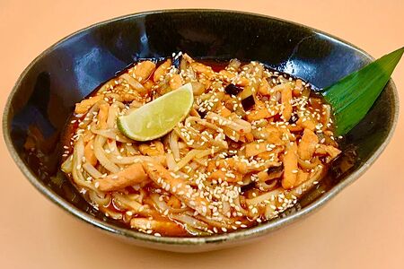 Wok удон с лососем