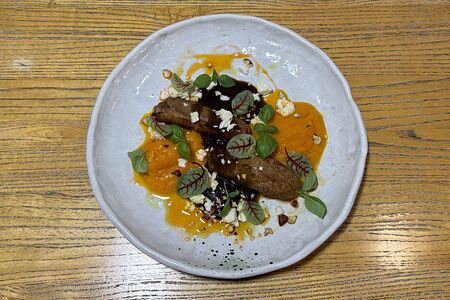 Печеная утка с муссом из тыквы, рассольным сыром, мясным соусом и фундуком 