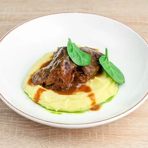 Говяжьи щёчки томлёные с картофельным пюре.