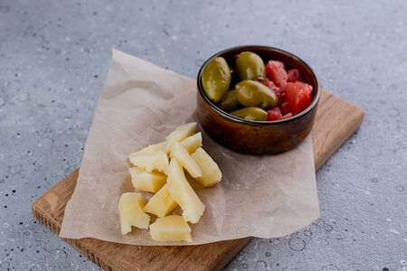 Сыр, оливки, грейпфрут