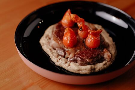 Рибай с перечным соусом и томатами