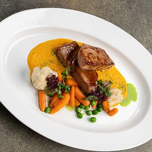 Стейк из тунца с овощами конфи