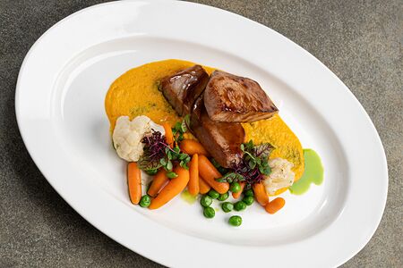 Стейк из тунца с овощами конфи