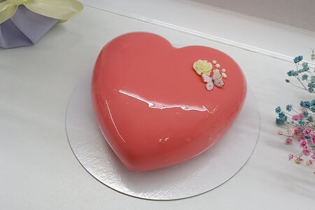 Торт муссовый в форме сердца с вафельной бабочкой 