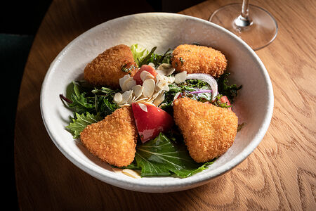 Жаренный сулугуни с томатами