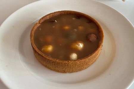 Тарт с карамелью и фундуком