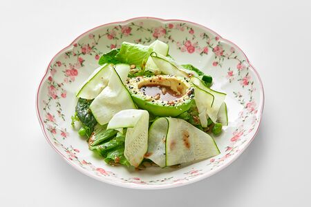 Большой зеленый салат с горчично-медовой заправкой