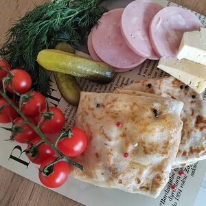 Блинчики с ветчиной, сыром и консервированными огурчиками