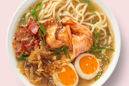 Сяке рамен с лососем и беконом