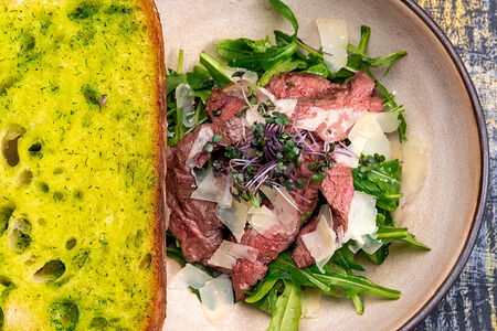 Салат с говядиной, томатами и чимичурри