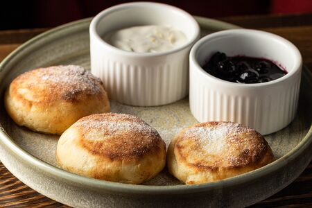 Домашние сырники с лимонной сметаной