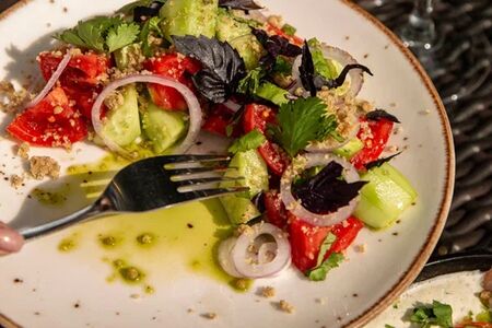 Салат по-грузински с грецкими орехами