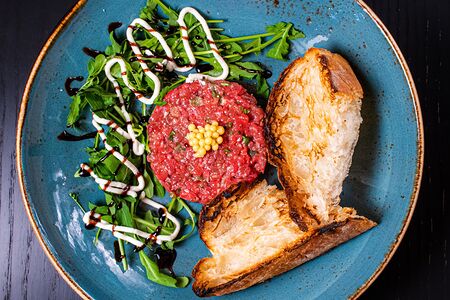 Тартар с соусом блю чиз