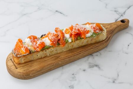 Фокачча с лососем, рикоттой и гуакамоле