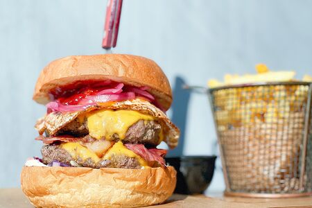 Биг Смокер Бургер с двойной котлетой, яйцом, беконом и салатом Коул Слоу