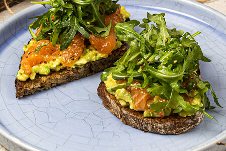 Брускетта с лососем и авокадо