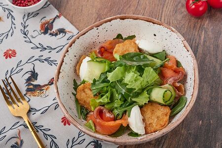 Салат с форелью слабой соли и драниками