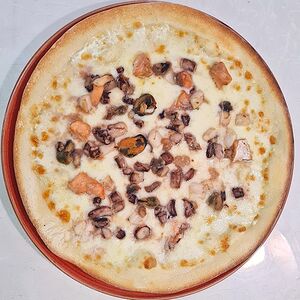 Пицца с лососем и морепродуктами