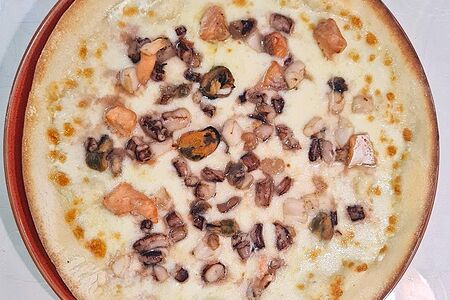 Пицца с лососем и морепродуктами