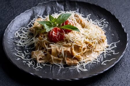 Феттуччине с лососем в сливочном соусе