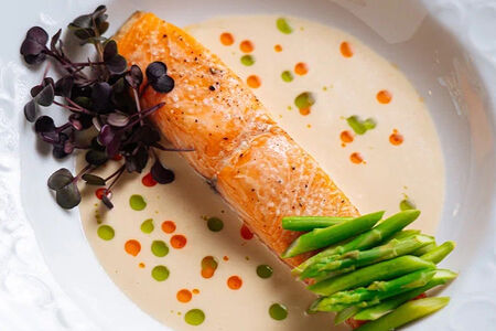 Стейк из лосося с артишоками и соусом совиньон блан