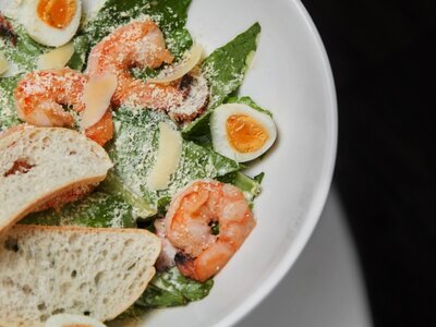 Салат цезарь с креветками