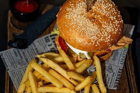 Бургер Chicken + картофель фри и соус