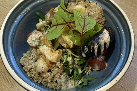 Салат из морепродуктов с киноа, огурцом, томатами черри и рукколой